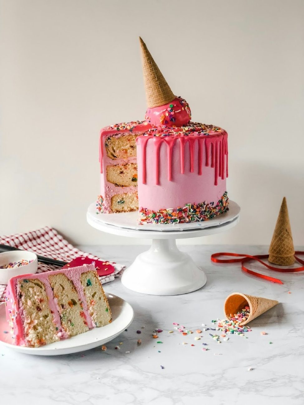 Pembe akıtmalı ve renkli şekerlemeli doğum günü pastası